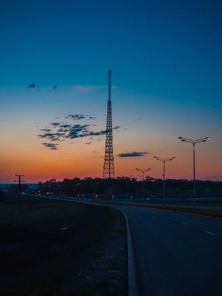 Telekomunikační městská věž — Stock fotografie