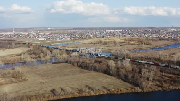 Tren en puente — Vídeo de stock