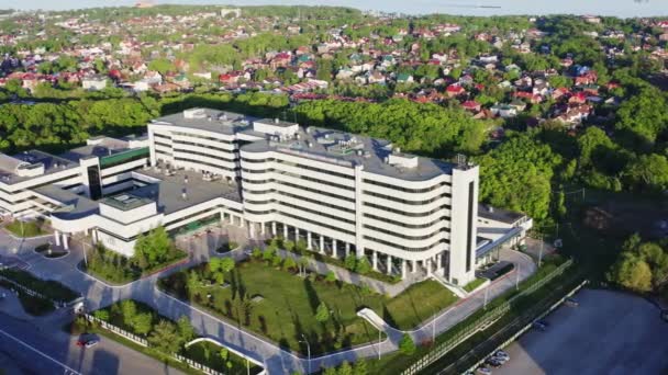 Больница с видом с воздуха — стоковое видео