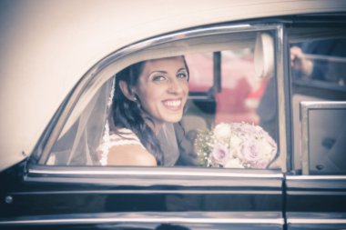 Düğün günü gelin arabada