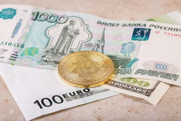 Metall-Bitcoin liegt auf Papierrubel und Euro — Stockfoto
