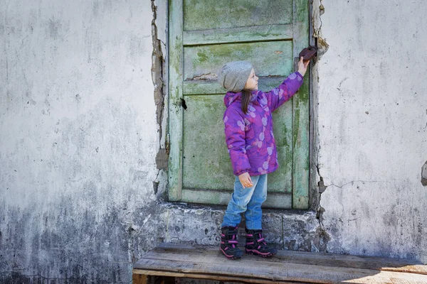 Kız bir paslı kilit kapıda görür.