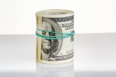 Paket bir lastik bant ile bağlı dolar dik duruyor