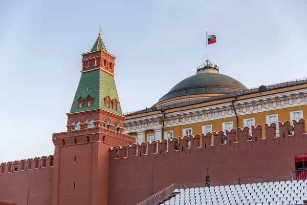 The dome of the Senate Palace in the Kremlin wall in Moscow — Stock Photo, Image