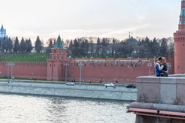 Loving couple on background of Moscow Kremlin — Stock Photo, Image