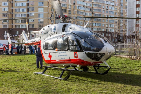 Helicopter emergency medical assistance has landed in the city — Stock Photo, Image