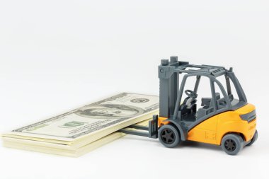 Bir oyuncak kamyon dolar yığını