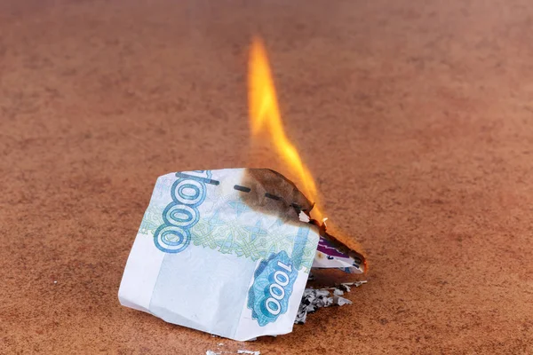 Verbrennt Banknote 1000 Rubel — Stockfoto