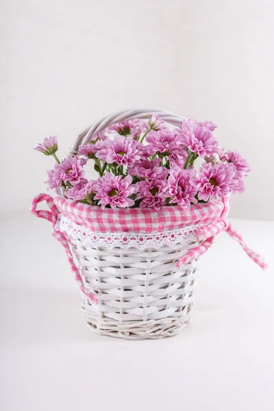 Krizantem dekoratif sepet içinde