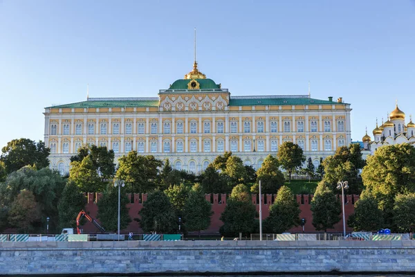 Kremlin embankment. The Grand Kremlin Palace — Stock Photo, Image
