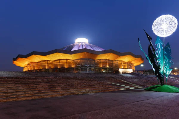 Moskova sirk Moskova'da Vernadsky Prospekt üzerinde. Gece.