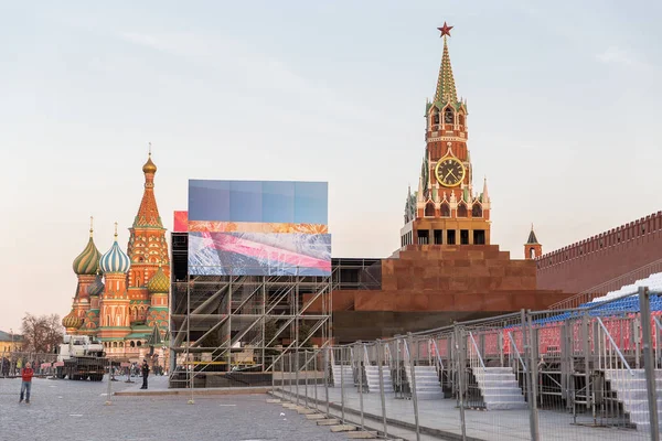 The preparation of decorations on the red square to the holiday — Stock Photo, Image