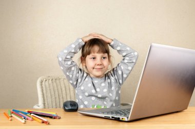 Bilgisayar gülümseyen arkasında çocuk