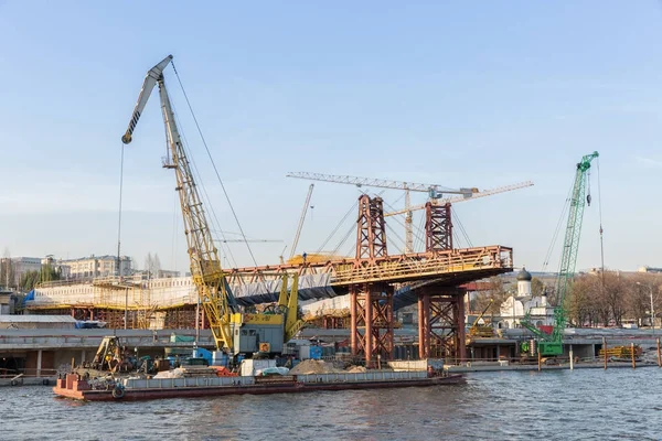 Moskova'da yüzen köprü montajı