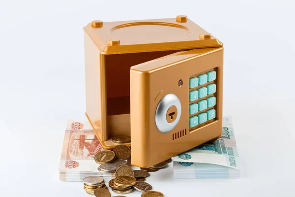 Safe mit Zahlenschloss befindet sich auf der Packung Rubel — Stockfoto