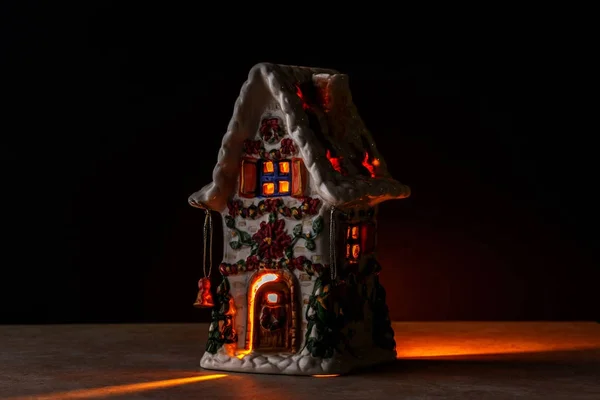 Favolosa casa di Natale illuminata dall'interno — Foto Stock
