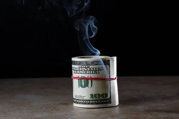 Von der Rolle des Dollars geht in Rauch auf lizenzfreie Stockfotos