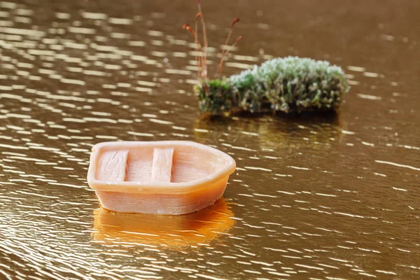 Spielzeugboot auf dem Foliensee lizenzfreie Stockbilder