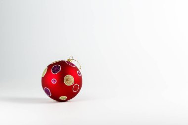Beyaz arkaplanda kırmızı noel topu
