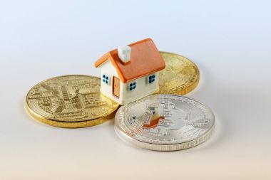 Oyuncak ev üç sikke bitcoin temeli üzerinde duruyor
