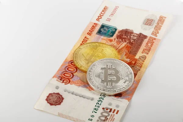 Duas moedas de bitcoin na nota de cinco mil rublos — Fotografia de Stock
