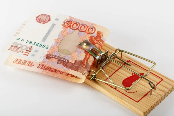 Fünftausend Rubel in einer Mausefalle Stockbild