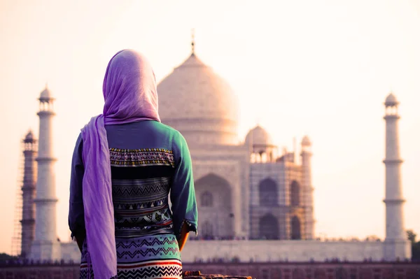 Młoda dziewczyna w pobliżu Taj Mahal w Indiach — Zdjęcie stockowe