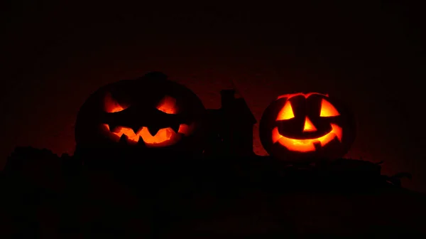 Karanlıkta ürpertici halloween kabaklar. — Stok fotoğraf