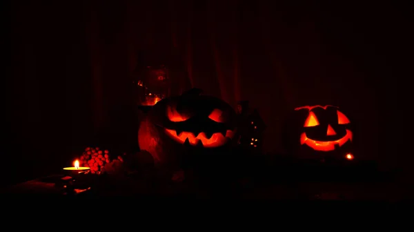 Karanlıkta ürpertici halloween kabaklar. — Stok fotoğraf