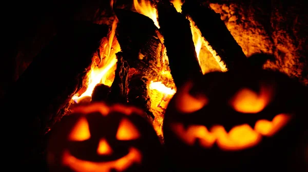 Ürpertici halloween pumpkins bir şömine yakın: — Stok fotoğraf