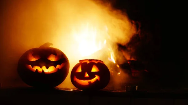 Ürpertici halloween pumpkins bir şömine yakın: — Stok fotoğraf