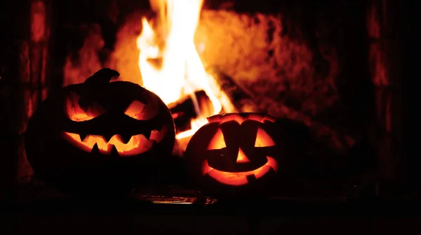 Ürpertici halloween pumpkins bir şömine yakın: — Stok fotoğraf