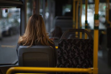 Yolcularla birlikte otobüsün içinden görüntüle