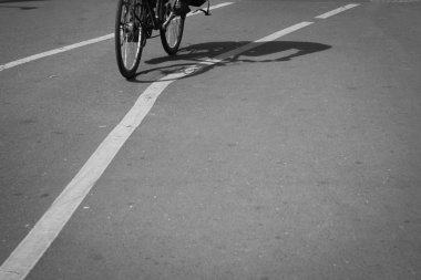 bisikletçi siluet ve Bisiklet şeritli gölge. siyah ve beyaz