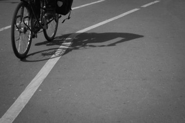 bisikletçi siluet ve Bisiklet şeritli gölge. siyah ve beyaz