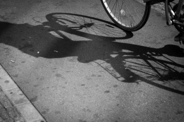 bisikletçi siluet ve bisiklet şeritli gölge 