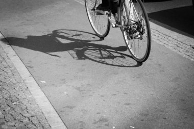 bisikletçi siluet ve bisiklet şeritli gölge. 