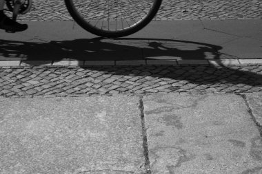 bisikletçi siluet ve bisiklet şeritli gölge. 