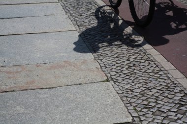 bisikletçi siluet ve bisiklet şeritli gölge. 