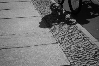 bisikletçi siluet ve bisiklet şeritli gölge 