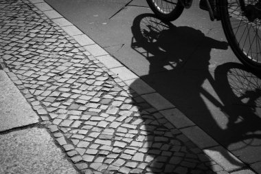 bisikletçi siluet ve bisiklet şeritli gölge 