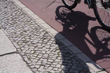 bisikletçi siluet ve bisiklet şeritli gölge 