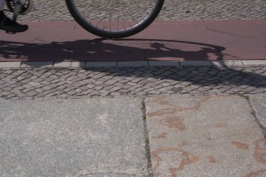 bisikletçi siluet ve bisiklet şeritli gölge 