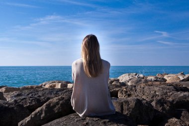 Kış saati görünümlü deniz oturan kadın kız