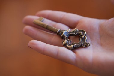 metal eski anahtar tutan el