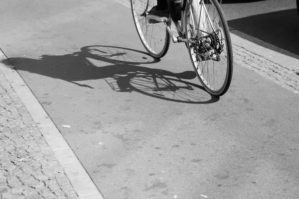 Rowerzysta sylwetka i cień na rowerów pasa — Zdjęcie stockowe
