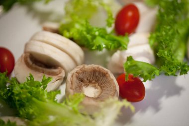 domates ve mantar salatası