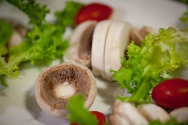 domates ve mantar salatası