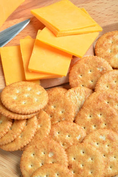 Cheese and crackers — Stock Photo, Image