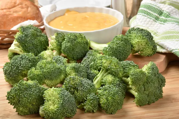 Brokkoli und Käse-Dip — Stockfoto